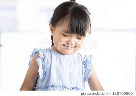 微笑的女孩 — — 4 歲 128709806