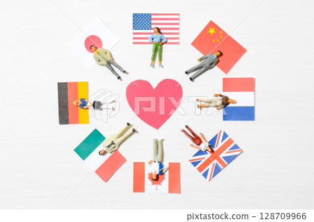 來自不同國家的不同人群圍繞著一顆心——世界和平的形象 128709966