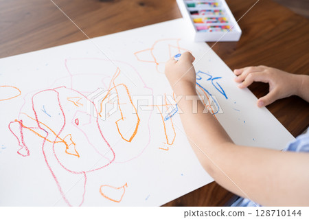 特寫鏡頭：一個女孩正在用蠟筆畫畫，享受教育場景 128710144