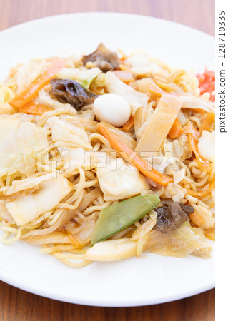 美味的中式炒麵，配上大量蔬菜 128710335