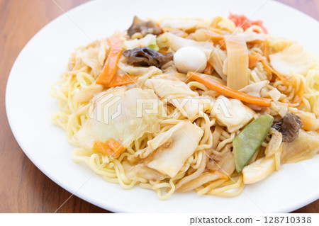 Delicious Chinese fried noodles with plenty of vegetables 128710338