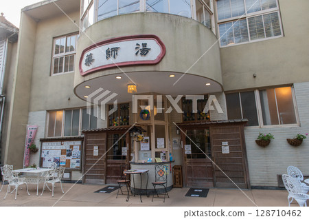 Walking through Yunotsu Onsen town in the morning | A tranquil, retro hot spring resort in Shimane Prefecture 128710462