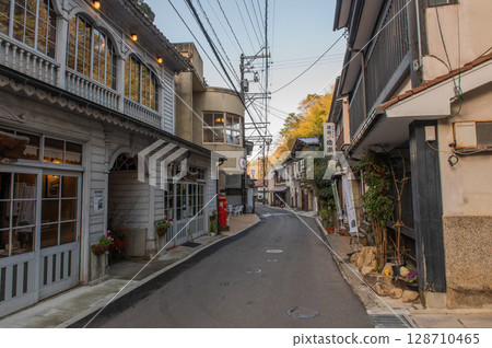 清晨漫步湯之津溫泉街|島根縣靜謐的復古溫泉勝地 清晨漫步湯之津溫泉街|島根縣靜謐的復古溫泉勝地 128710465