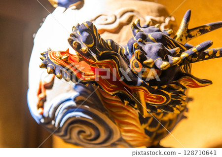 湯之津溫泉的日式八岐大蛇雕像-神話流傳的城鎮一角 湯之津溫泉的日式八岐大蛇雕像-神話流傳的城鎮一角 128710641