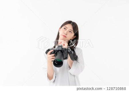 一個女人用相機 128710868