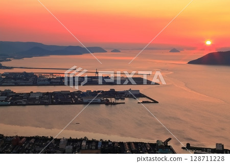 [Kagawa Prefecture] Evening view of Takamatsu Port and the Seto Inland Sea from Yashima (Yashima-ru) 128711228