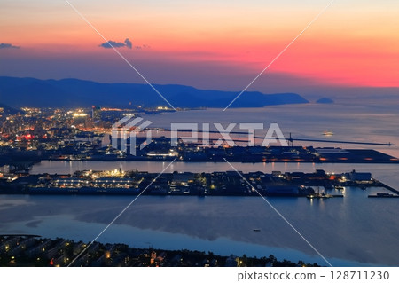 [香川縣]彩虹中閃耀的高松標誌塔和從屋島丸看到的高松市區夜景 128711230