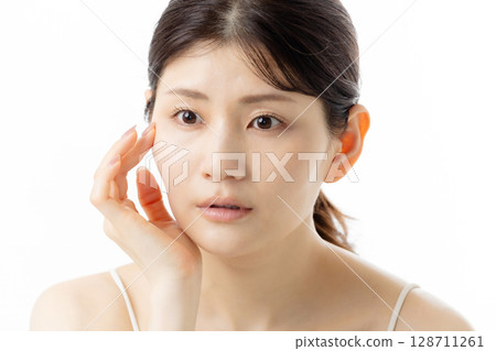 擔心皮膚問題的年輕女性的面部表情（白色背景） 128711261