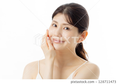 A young woman doing skin care 128711473