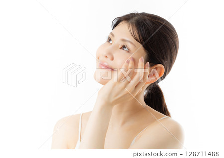 一名年輕女子正在做皮膚護理 一名年輕女子正在做皮膚護理 128711488