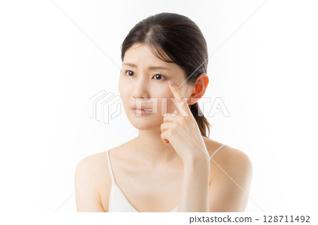 A young woman doing skin care 128711492