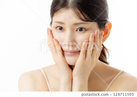 A young woman doing skin care 128711503