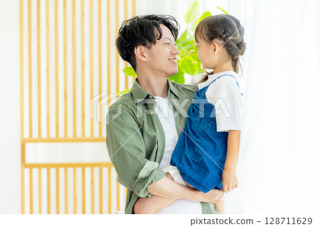 Daddy holding a child Daddy holding a child 128711629
