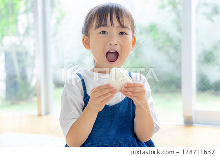 一個吃飯糰的女孩 128711637