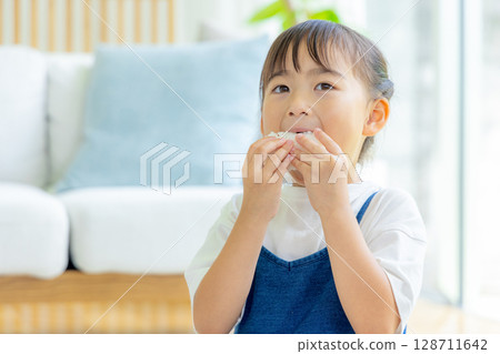 A girl who eats onigiri 128711642
