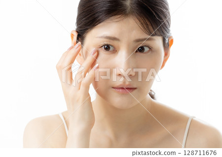 年輕女子擔心眼睛問題（白色背景） 128711676