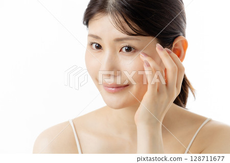 年輕女子擔心眼睛問題(白色背景) 年輕女子擔心眼睛問題(白色背景) 128711677