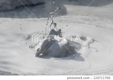 別府坊主地獄:泥漿噴湧的地熱景象 別府坊主地獄:泥漿噴湧的地熱景象 128711700