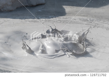 別府坊主地獄：泥漿噴湧的地熱景象 128711702