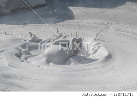別府坊主地獄:泥漿噴湧的地熱景象 別府坊主地獄:泥漿噴湧的地熱景象 128711715