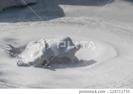 別府坊主地獄：泥漿噴湧的地熱景象 128711735