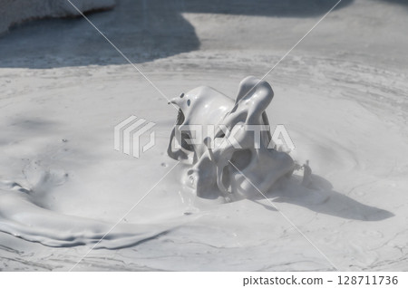 別府坊主地獄：泥漿噴湧的地熱景象 128711736