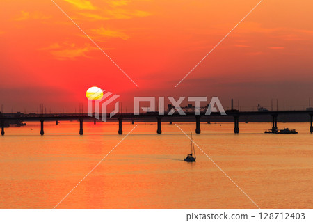 Beautiful sunset over the Dnieper river in Dnipro city, Ukraine 128712403