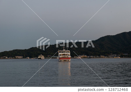 黃昏時分，駛往宮島的渡輪穿過瀨戶內海（廣島縣） 128712468