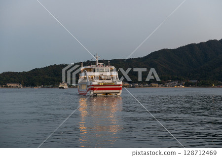 黃昏時分,駛往宮島的渡輪穿過瀨戶內海(廣島縣) 黃昏時分,駛往宮島的渡輪穿過瀨戶內海(廣島縣) 128712469