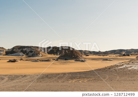 egypt, sahara, sand dunes 128712499