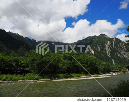 初夏的上高地 128713039