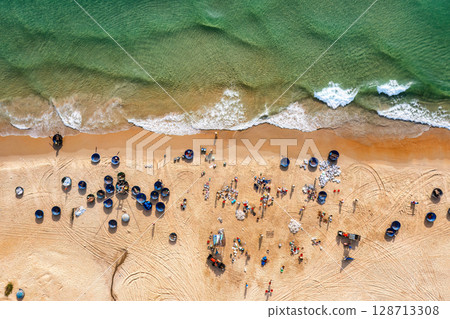 Morning Fish Market at Binh Minh Beach, Quang Nam Province, Vietnam 128713308