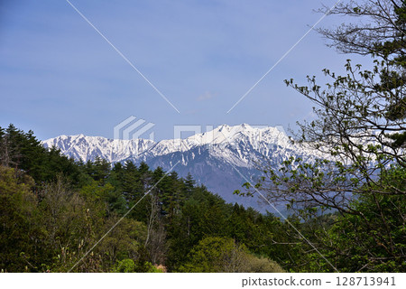 從山口俯瞰北阿爾卑斯山 從山口俯瞰北阿爾卑斯山 128713941