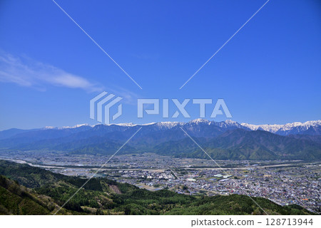 從高山眺望大町市和北阿爾卑斯山 從高山眺望大町市和北阿爾卑斯山 128713944