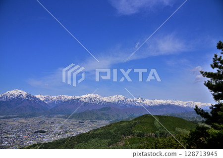 從高山眺望大町市和北阿爾卑斯山 從高山眺望大町市和北阿爾卑斯山 128713945