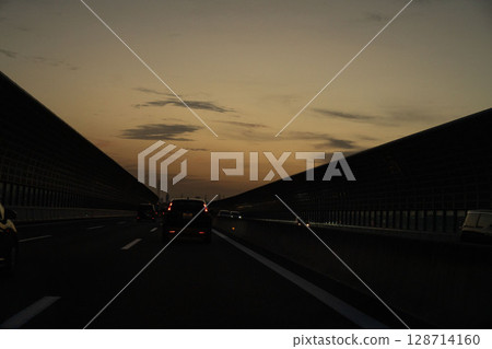 黃昏的高速公路、夕陽照亮的高速公路、回家的高速公路 黃昏的高速公路、夕陽照亮的高速公路、回家的高速公路 128714160