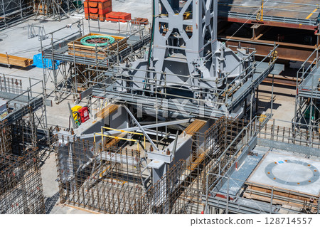 施工現場安裝的塔式起重機的基礎（底座） 128714557