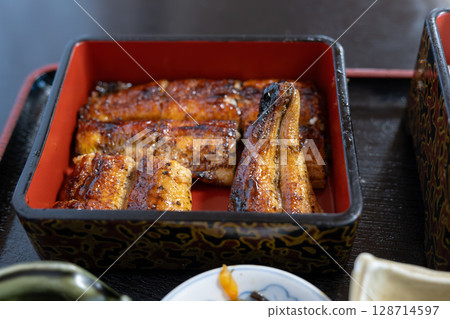 香噴噴的烤鰻魚飯(日式盛宴)特寫 香噴噴的烤鰻魚飯(日式盛宴)特寫 128714597