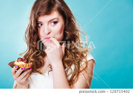 Smiling cute woman holds fruit cake in hand 128715402