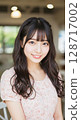 大廳裡的女人[AI 生成的圖像] 128717002