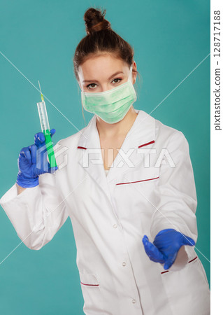 Professionalist in mask with syrigne 128717188