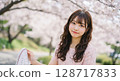 櫻花樹下聽音樂的女人 [AI 生成的圖像] 128717833