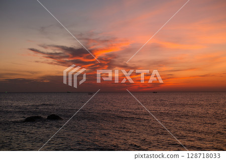 Beautiful Sunset Sea with Pink Clouds. 128718033