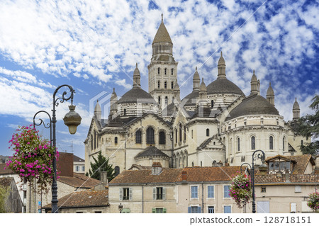 Saint Front Cathedral towering over Perigueux cityscape in Dordogne, France Saint Front Cathedral towering over Perigueux cityscape in Dordogne, France 128718151