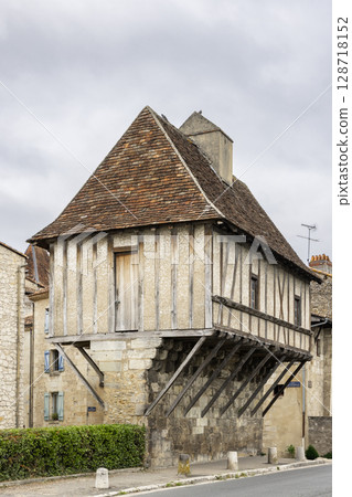 Medieval half timbered house overhanging the street in Perigueux, France 128718152