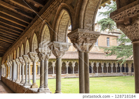 Cloister of Saint Pierre Abbey showing sculpted capitals and romanesque arches in Moissac, France 128718184