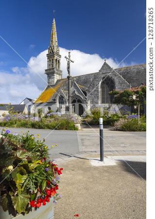 Historic Church and Cross in Poullan sur Mer, Brittany Historic Church and Cross in Poullan sur Mer, Brittany 128718265