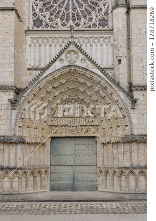Intricate Gothic archway of Poitiers Cathedral in France 128718269