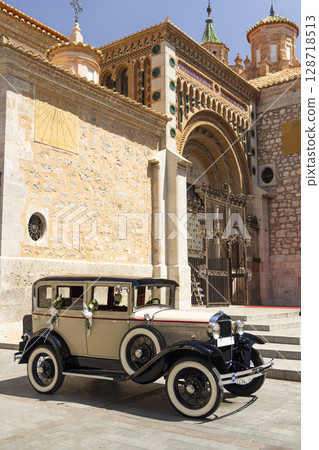 Vintage car parked in front of the Church of San Pedro in Teruel, Spain 128718513