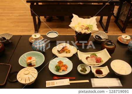 Japanese hot spring hotel dinner 128719091